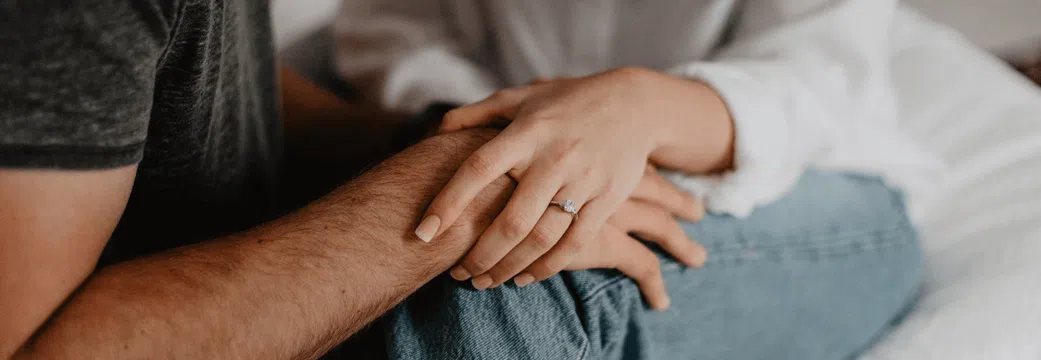 couple-holding-hands