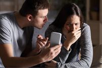 5 reasons you might actually want to check your partner’s phone