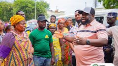 Public outrage as trader erects shade directly under traffic light in Kasoa (video)
