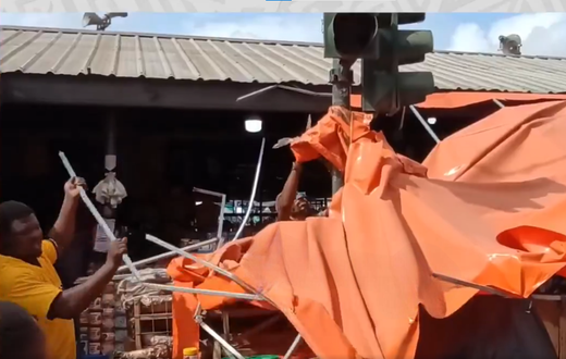 Traders’ canopy under traffic light demolished