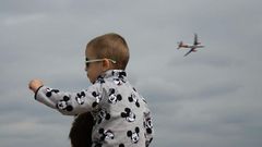 Parents abandon their 10-year-old son at the airport to go on vacation