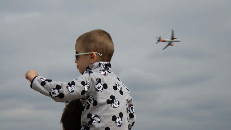Parents abandon their 10-year-old son at the airport to go on vacation