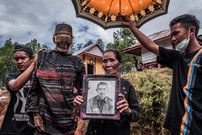 Walking Dead: The Toraja people of Indonesia. [theguardian]