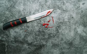 knife-with-artificial-blood-stone-desk