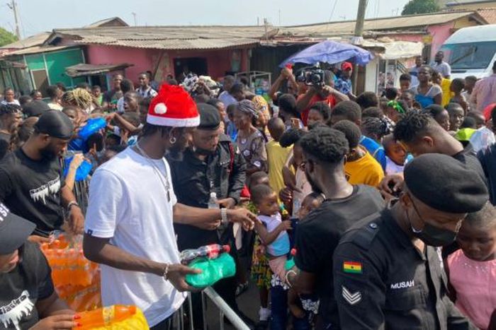 Blacko feeds the street