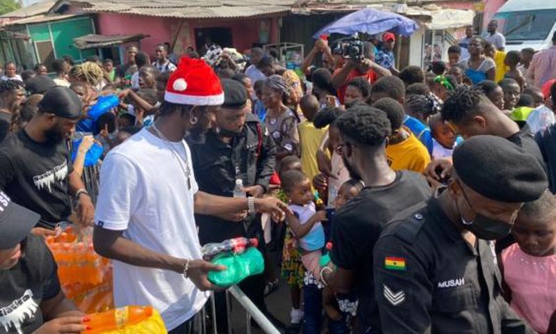 Blacko feeds the street