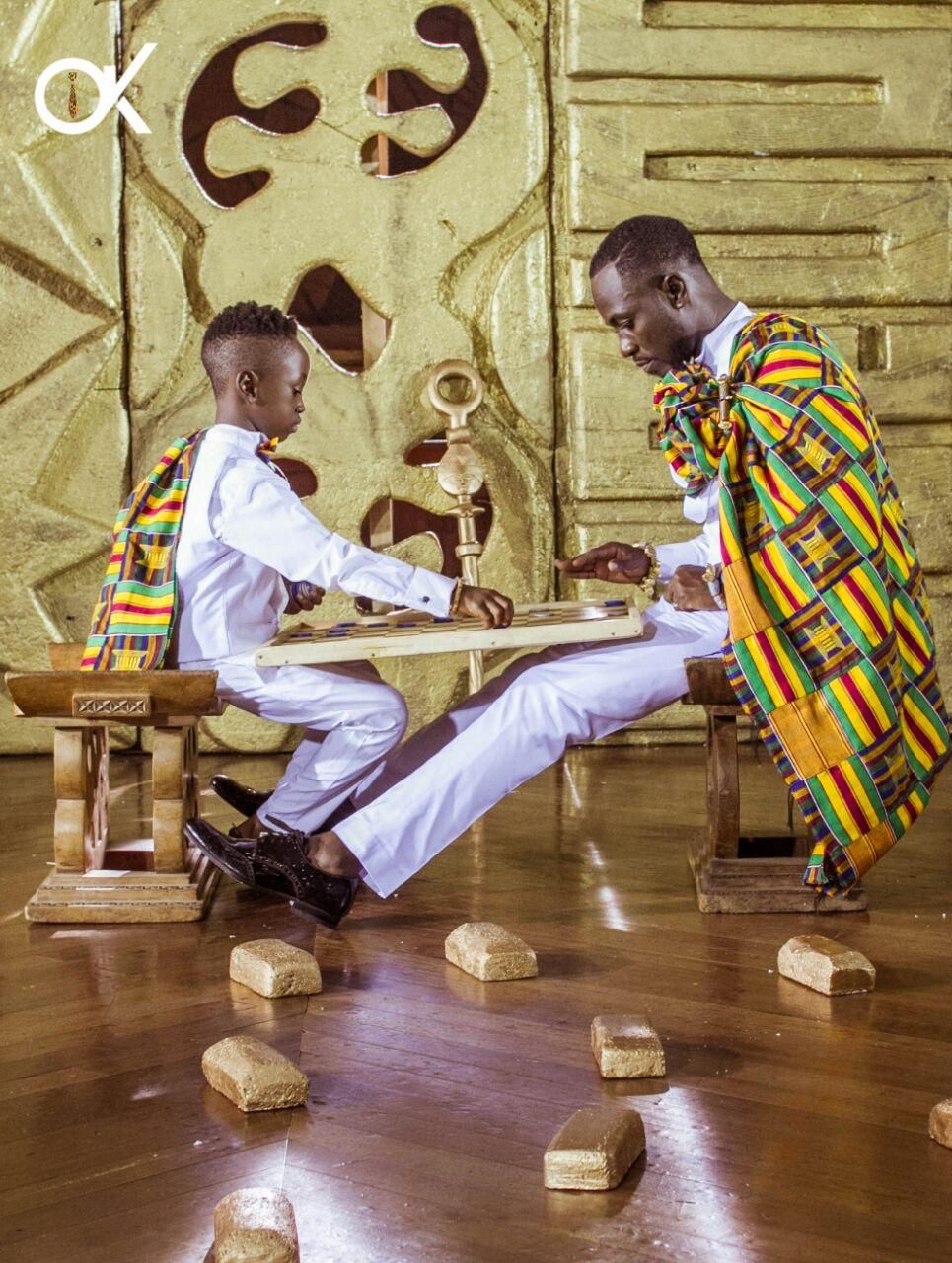Okyeame Kwame play draughts with son