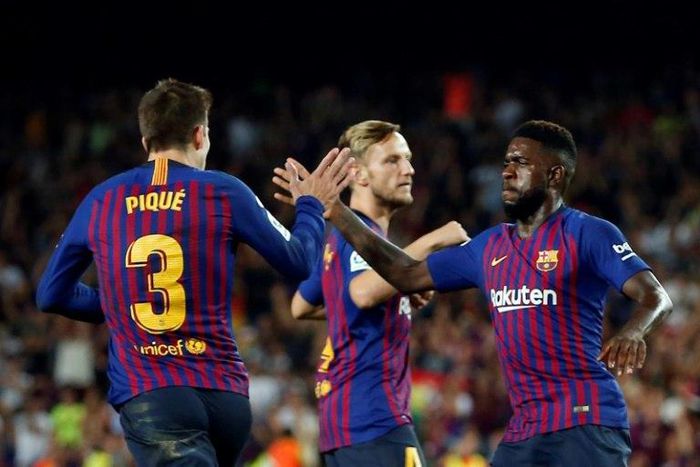 Barcelona defender Samuel Umtiti (R) congratulates Spanish team-mate Gerard Pique for his equaliser in a 202 draw with Gerona.