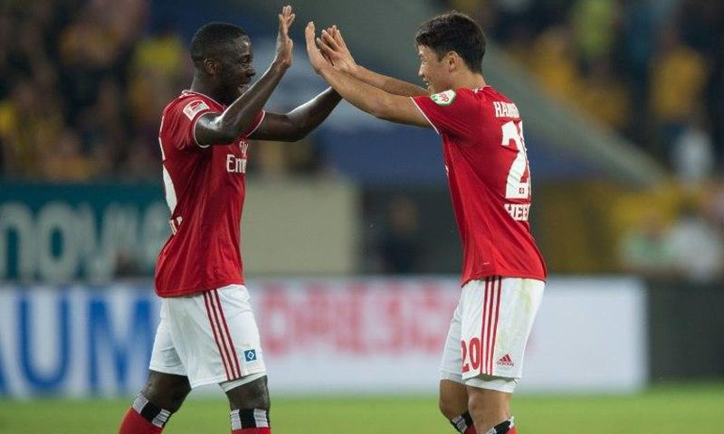 Hamburg forward Hwang Hee-chan (R) celebrates after his goal sealed a 1-0 win at Dresden