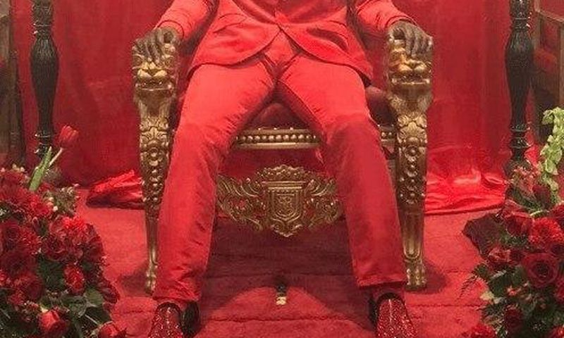 ___8880172___2018___9___20___15___dead-man-dressed-like-king2