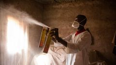 Collecte entomologique dans le village de Bana, au Burkina Faso, par les chercheurs de Target Malaria, en janvier 2017