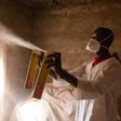 Collecte entomologique dans le village de Bana, au Burkina Faso, par les chercheurs de Target Malaria, en janvier 2017