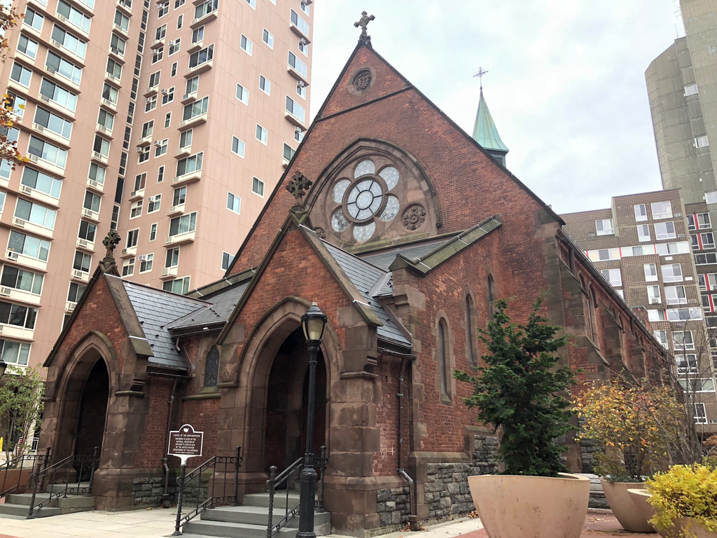 New Yorkers are paying upwards of $3,000 a month to live at the former home of an abandoned smallpox hospital and an insane asylum, and a walk through the secluded island only 250 yards from Manhattan makes it clear why