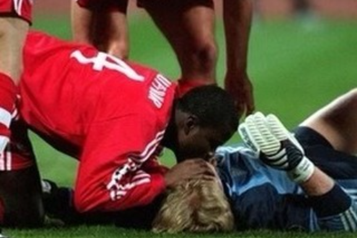 Oliver Kahn celebrates Sammy Kuffour’s birthday with life-saving CPR photo from 2001