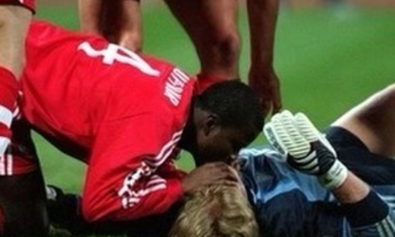 Oliver Kahn celebrates Sammy Kuffour’s birthday with life-saving CPR photo from 2001