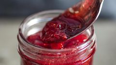 ___9104602___2018___11___14___16___20170717-preserving-strawberry-jam-vicky-wasik-4-1500x1125