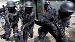 An armed group of policemen have apprehended 50 suspected internet fraudsters in Ghana.
