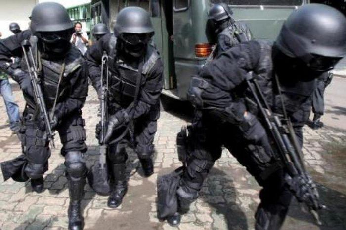 An armed group of policemen have apprehended 50 suspected internet fraudsters in Ghana.