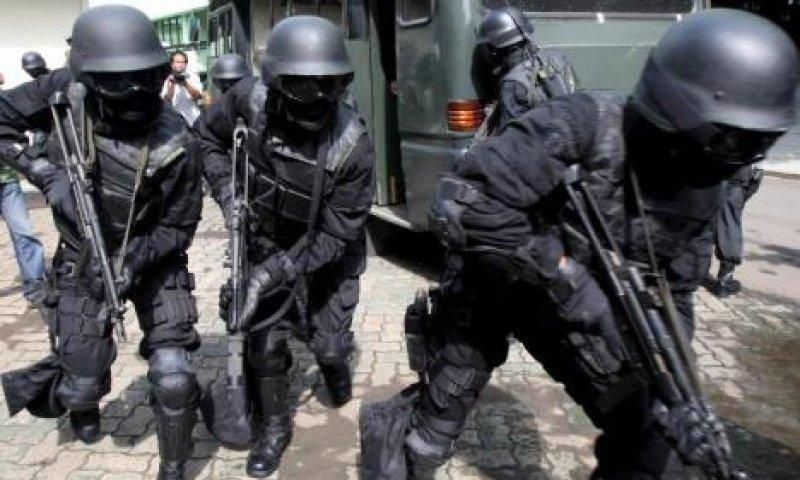 An armed group of policemen have apprehended 50 suspected internet fraudsters in Ghana.