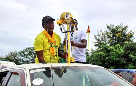 Maxwell Konadu with FA Cup trophy