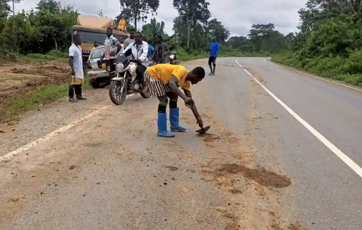 Illegal miners wash mud on road