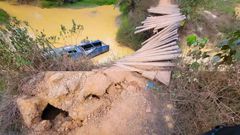 1 officer dies, 3 rescued as police patrol car chasing criminals drowns in river