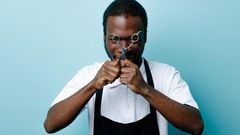 Black man with scissors [Freepik]