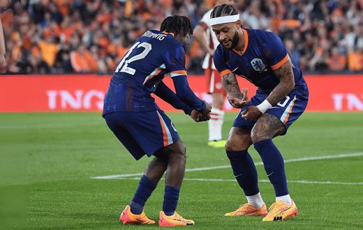 Memphis Depay celebrates goal for Netherlands by dancing Adowa with Frimpong (Video)