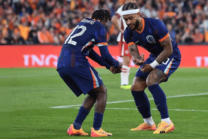Memphis Depay celebrates goal for Netherlands by dancing Adowa with Frimpong (Video)