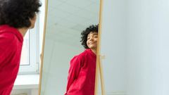 Stand in front of a mirror and speak positive words to yourself [Freepik]