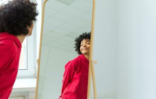 Stand in front of a mirror and speak positive words to yourself [Freepik]