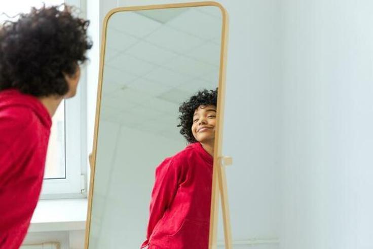 Stand in front of a mirror and speak positive words to yourself [Freepik]
