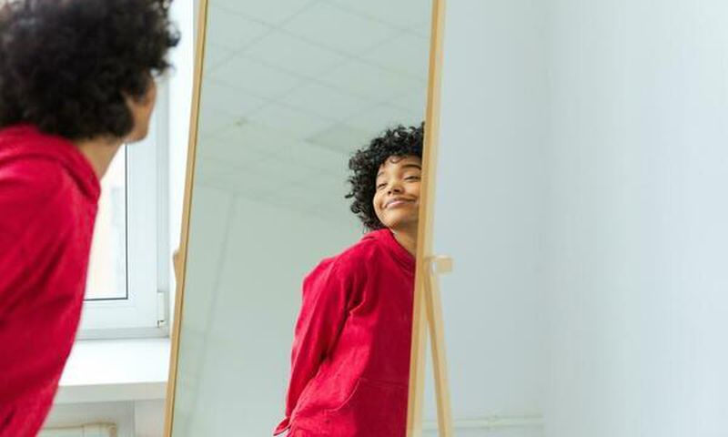 Stand in front of a mirror and speak positive words to yourself [Freepik]
