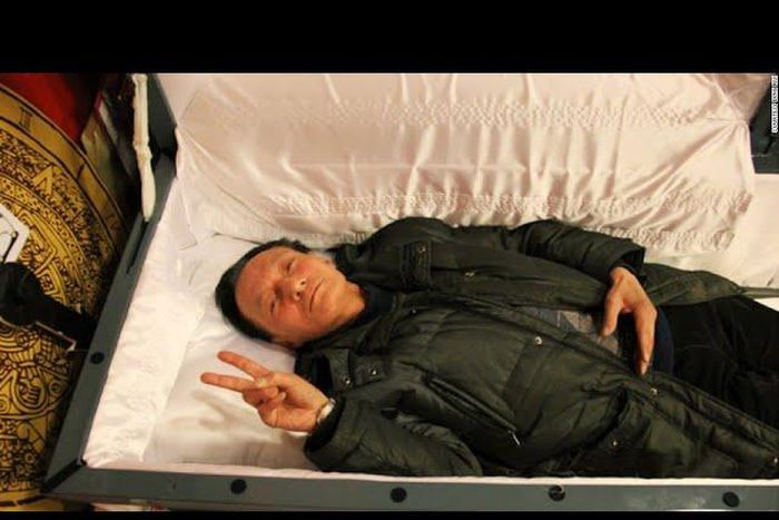 People do extreme things to make money [YouTube]