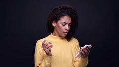 ___8179592___2018___3___28___18___woman+holding+phone