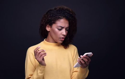 ___8179592___2018___3___28___18___woman+holding+phone