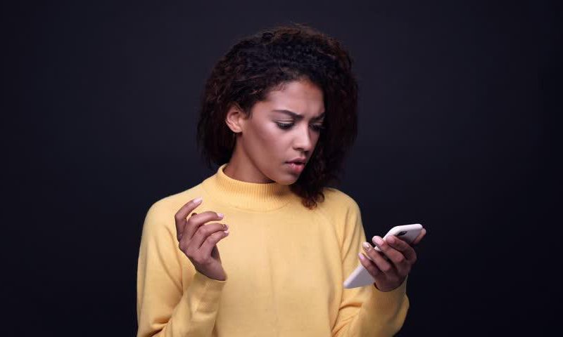 ___8179592___2018___3___28___18___woman+holding+phone