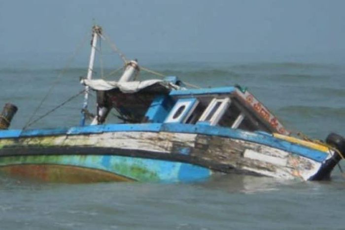 Boat capsizes