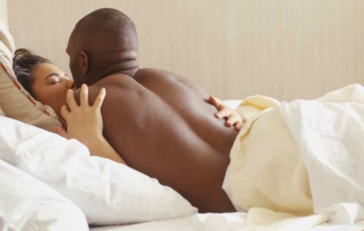 ___7684096___2017___12___4___15___Couple+in+bed