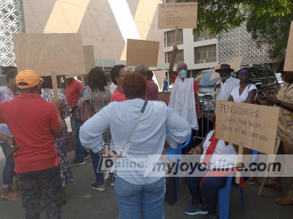 Individual Pension Bondholders picket at Finance Ministry to demand total exemption from DDEP