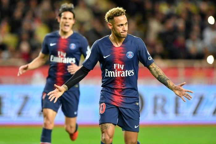 Paris Saint-Germain's Brazilian forward Neymar has taken Everton's Richarlison under his wing