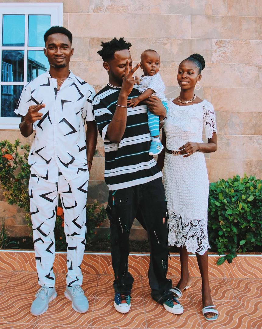 Fameye support fan by gifting items for the his newborn baby