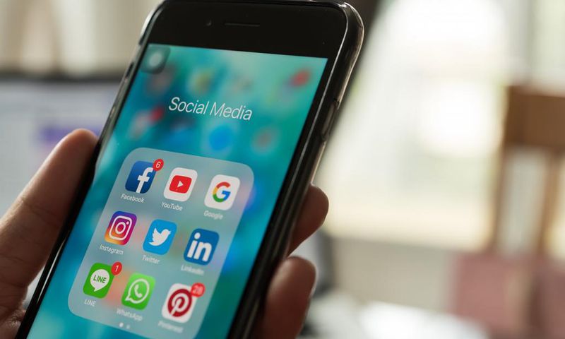 social media apps facebookk whatsapp instagram