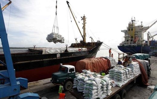 Kenyan port workers load relief food to a Somalia-bound ship at the Kenyan port of Mombasa, October 10 2011 . REUTERS/Joseph Okanga