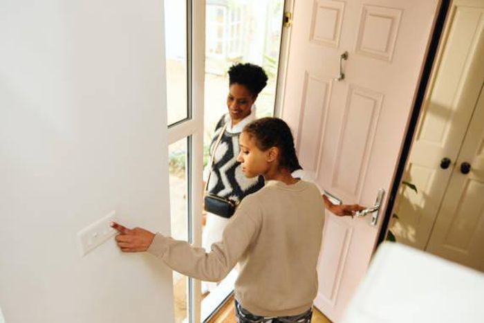 Turning off the lights before you leave home [istockphoto]