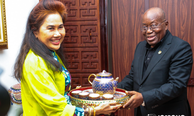 President Akufo-Addo and  Honorary Consul of Ghana in Thailand, Dr. Sicha Singsomboon.