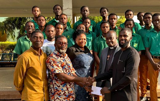 Felix Manford donates to alma mata