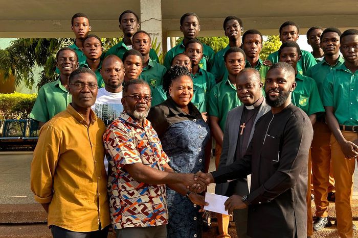 Felix Manford donates to alma mata