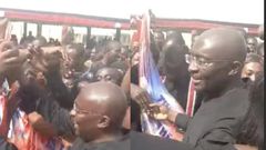 Bawumia turns funeral to rally grounds as fans enthusiastically mob him