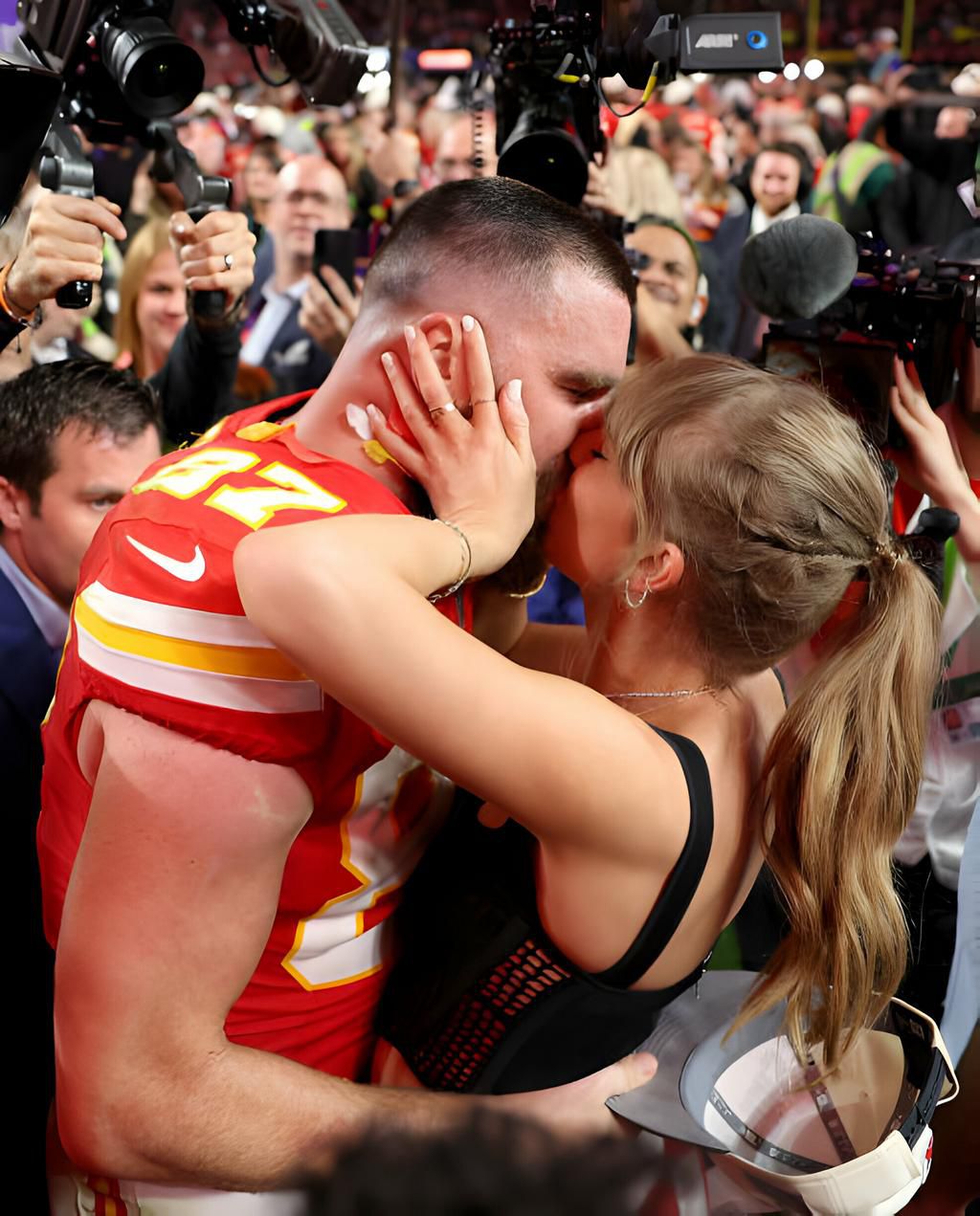 A celebratory kiss! [Getty/Ezrashaw]